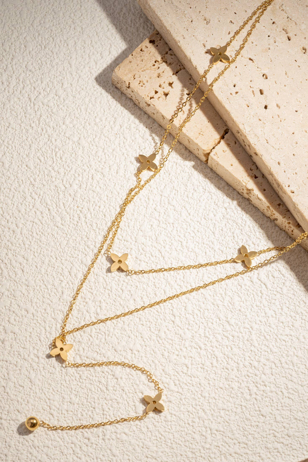 Collier fleurs doré multi‑rangs