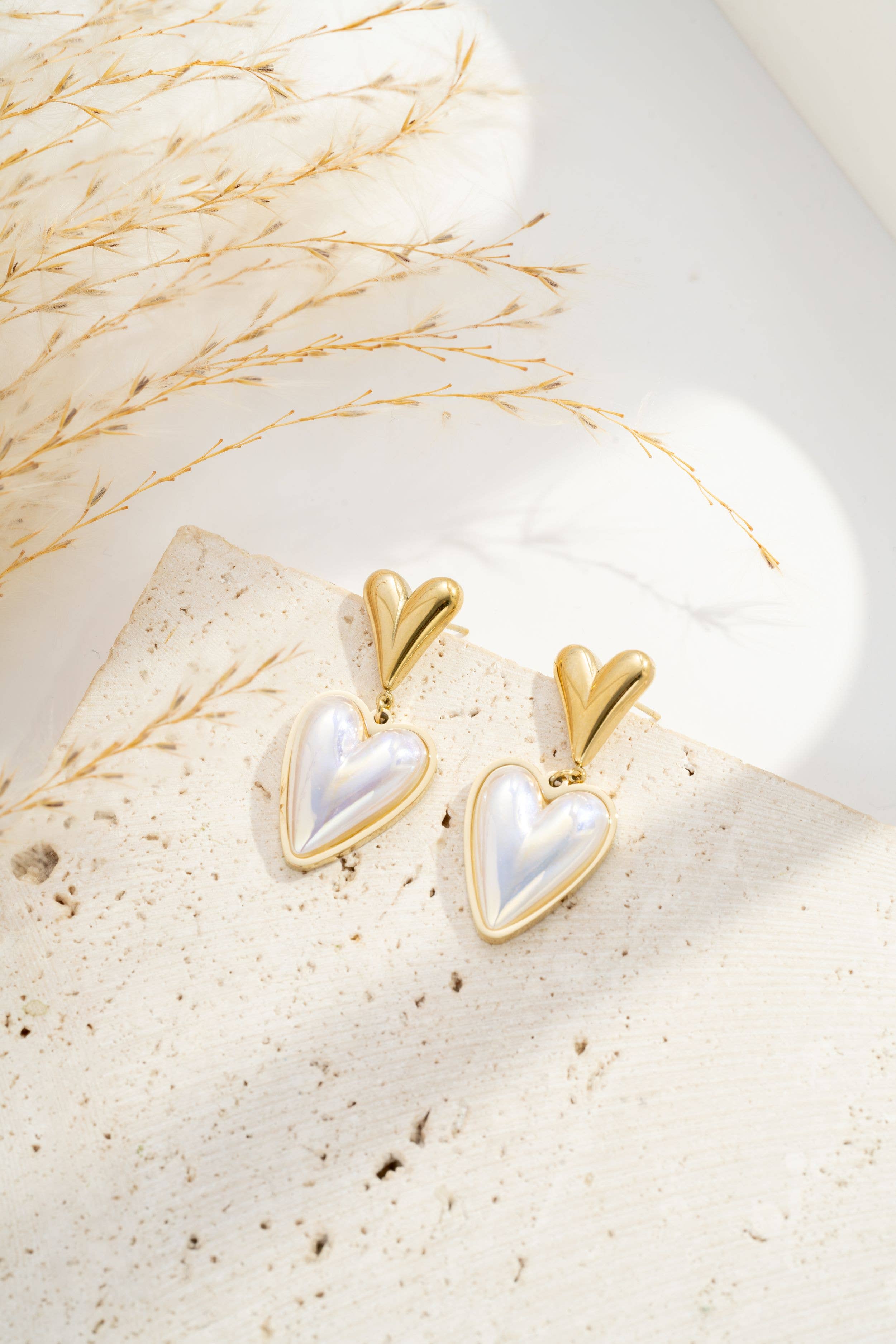 Boucle d’oreille cœur irisé élégant, double motif lumineux