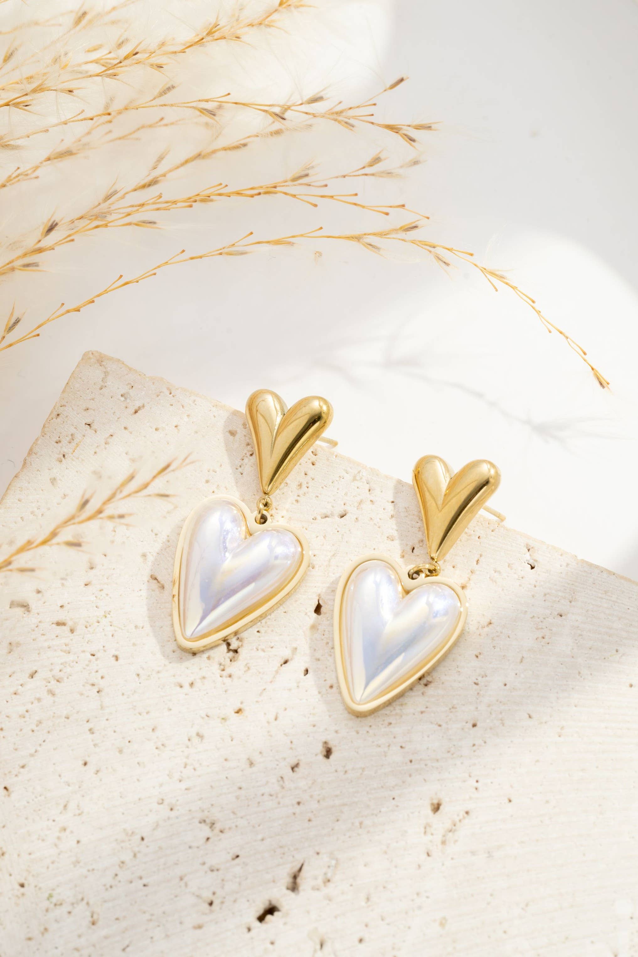 Boucle d’oreille cœur irisé élégant, double motif lumineux