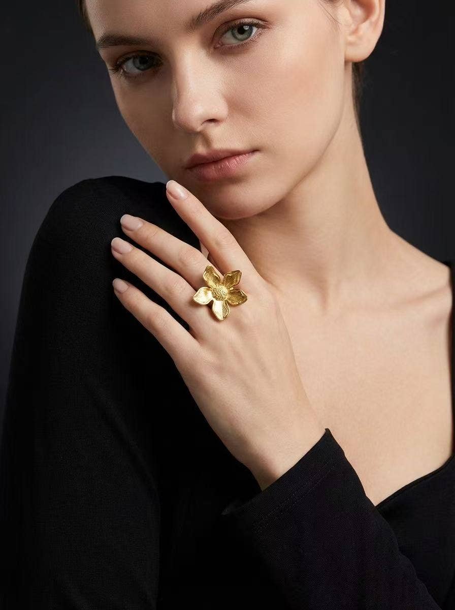 Bague fleur dorée pétales sculpté