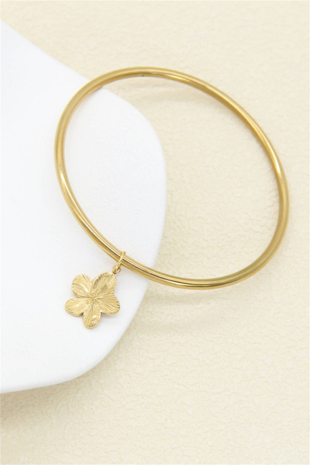 Bracelet jonc à breloque fleur