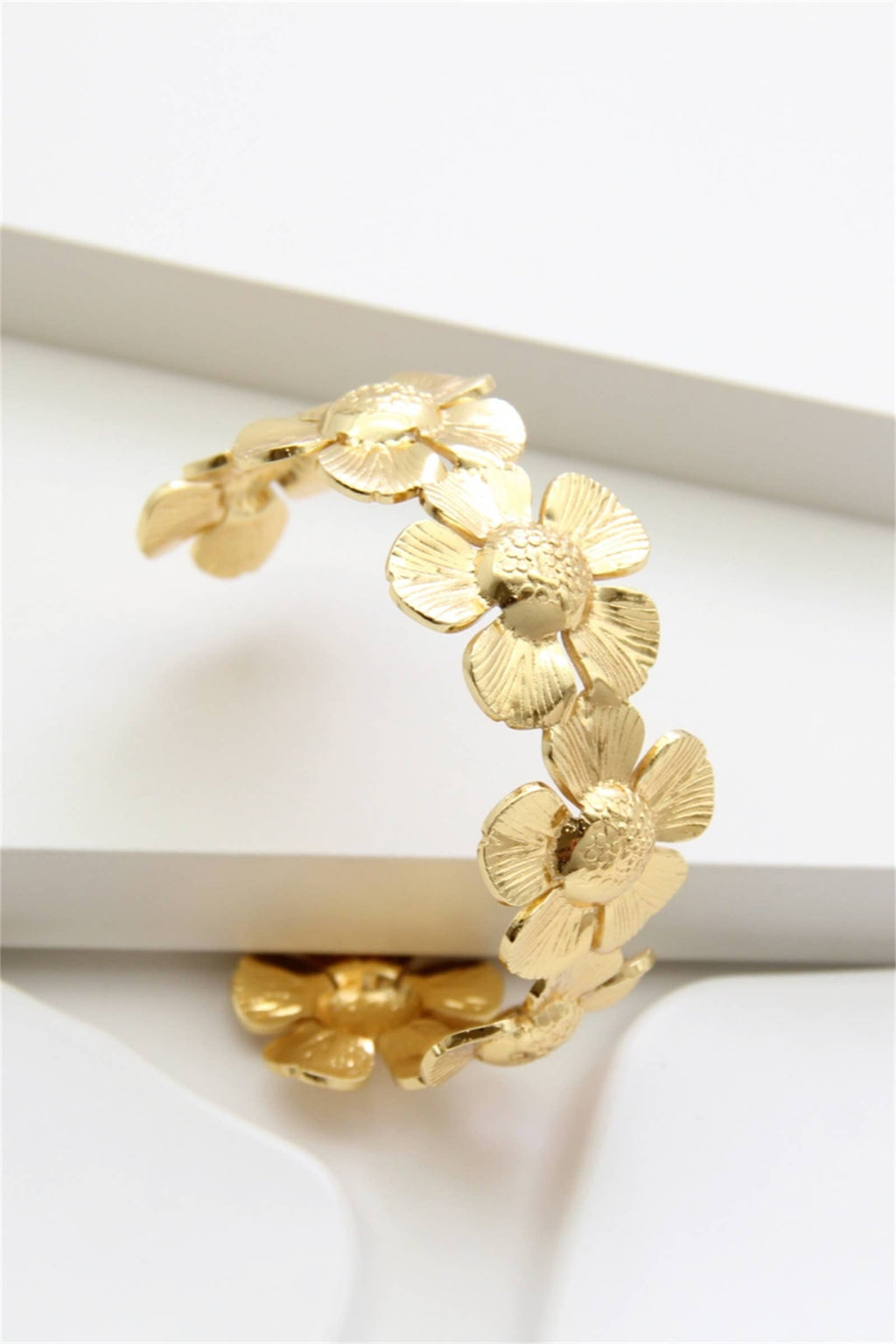 Bracelet jonc doré, fleurs gravées