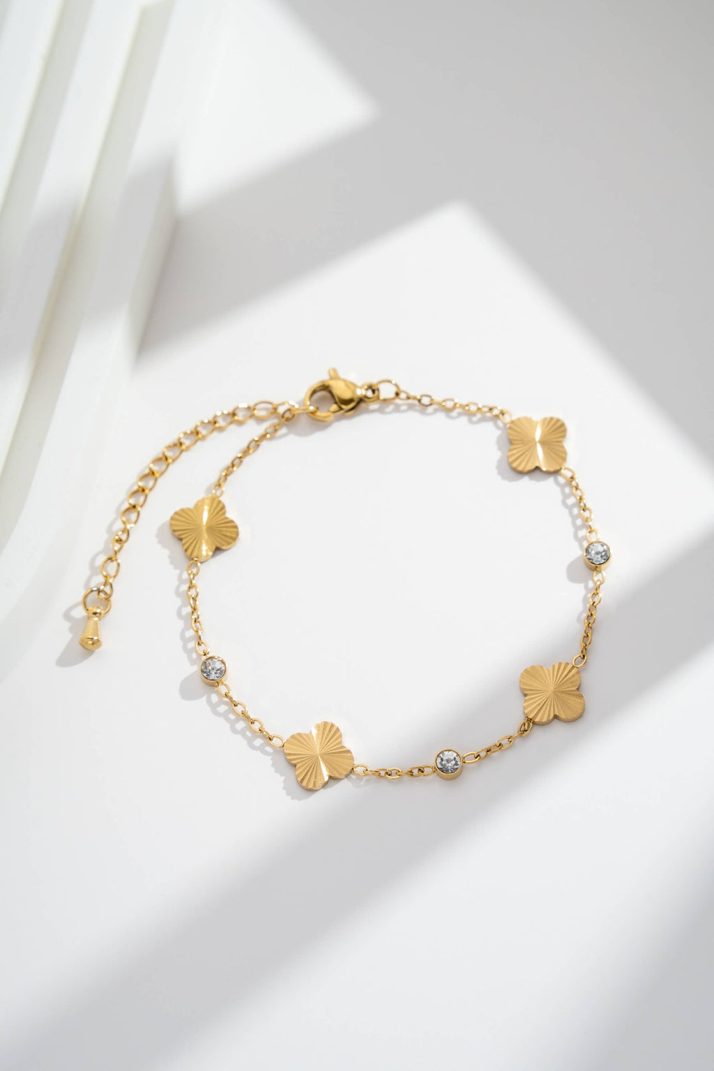 Bracelet trèfle doré cristaux scintillants