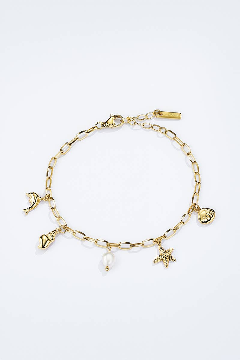 Bracelet doré avec breloques