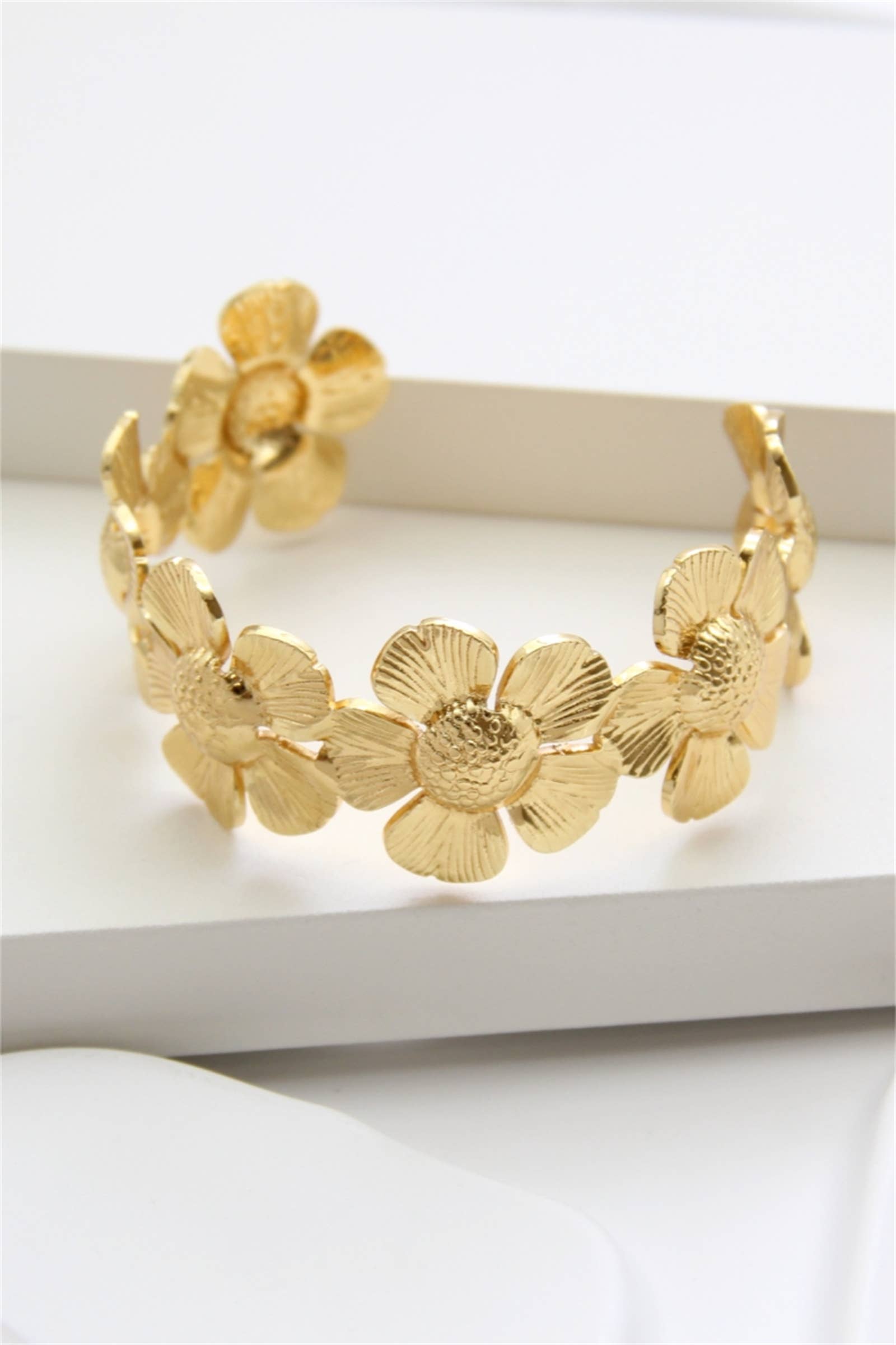 Bracelet jonc doré, fleurs gravées