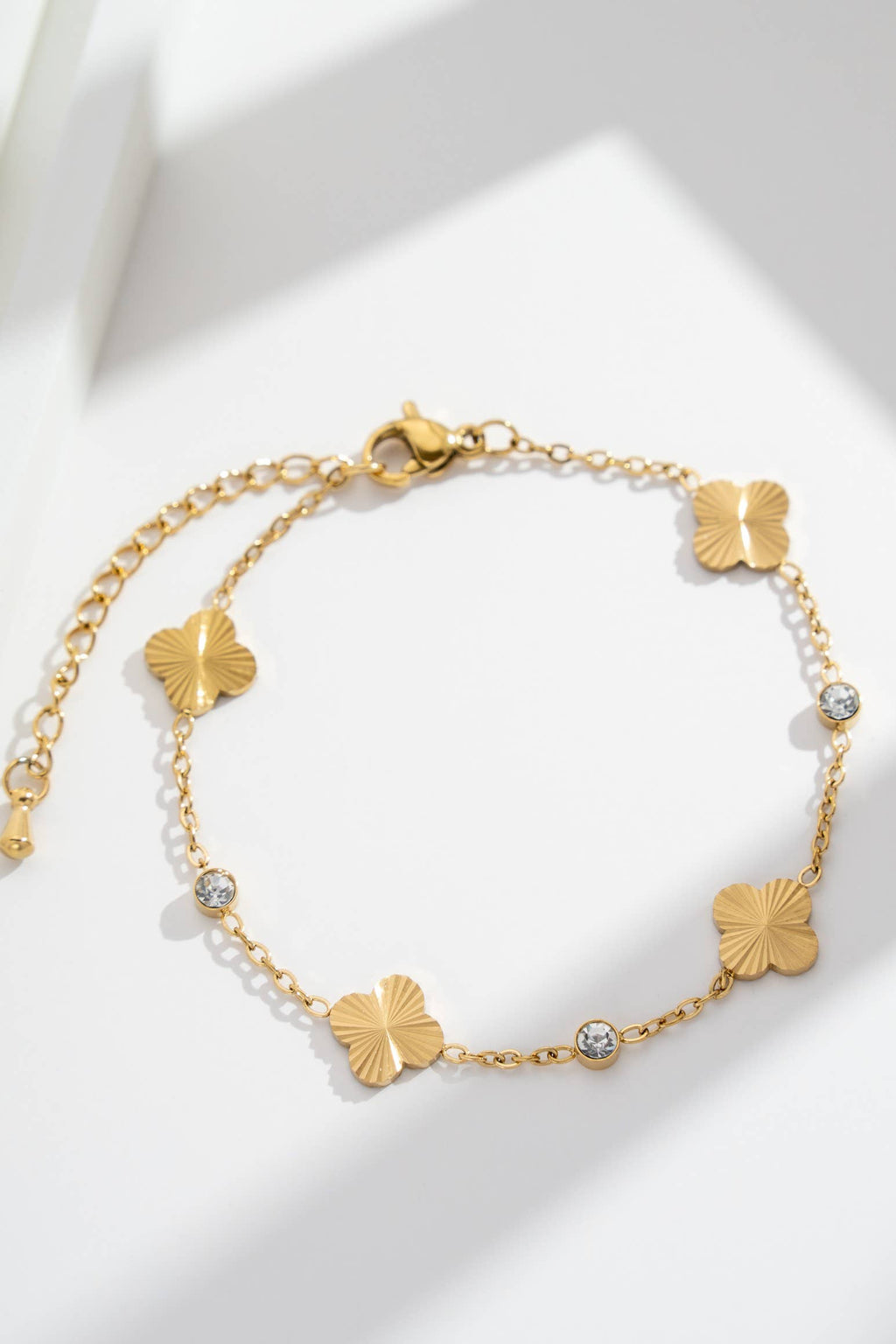 Bracelet trèfle doré cristaux scintillants