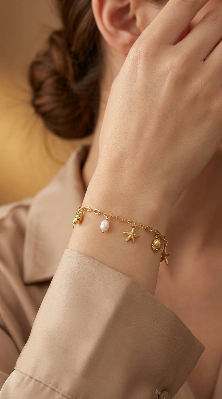 Bracelets doré avec breloques